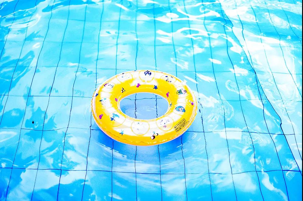游泳池游泳时救生圈的正确使用方法
