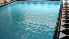 游泳池里的水发白不透亮该怎么处理？