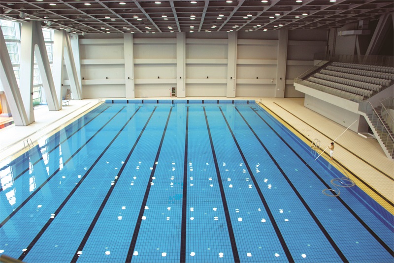游泳池水中底部污染物怎么清理？